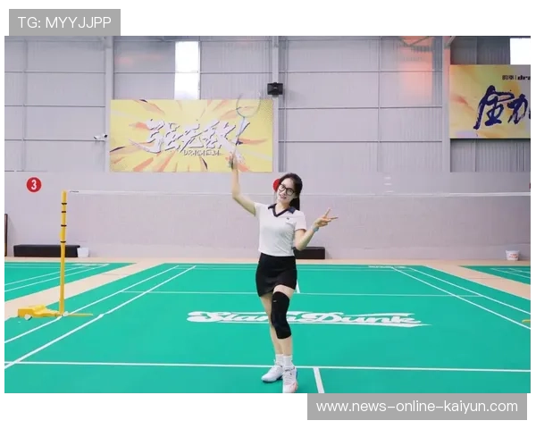 羽毛球少女打到鞋飞起来