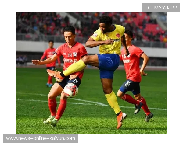 足球迷“抢镜”现场:冲进采访画面背后的热情与狂热 足球迷“抢镜”现场:冲进采访画面背后的热情与狂热