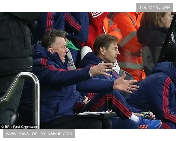 运动员空中翻滚落地摔伤!教练急得跺脚 运动员空中翻滚落地摔伤!教练急得跺脚