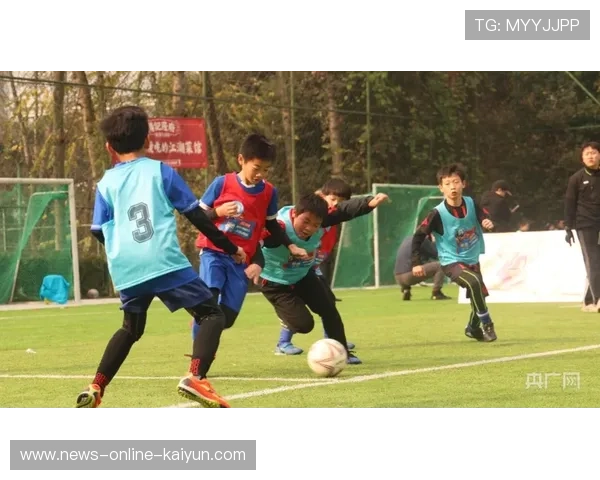 足球场上的失误瞬间:头球偏出,让你看懂运动员的压力与努力 足球场上的失误瞬间:头球偏出,让你看懂运动员的压力与努力