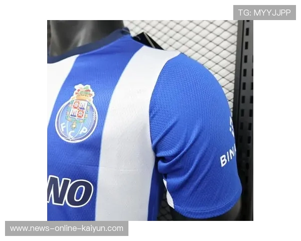 波尔图维埃拉摆脱多名对手后推射轻松入网，展现绝佳球技与决胜瞬间